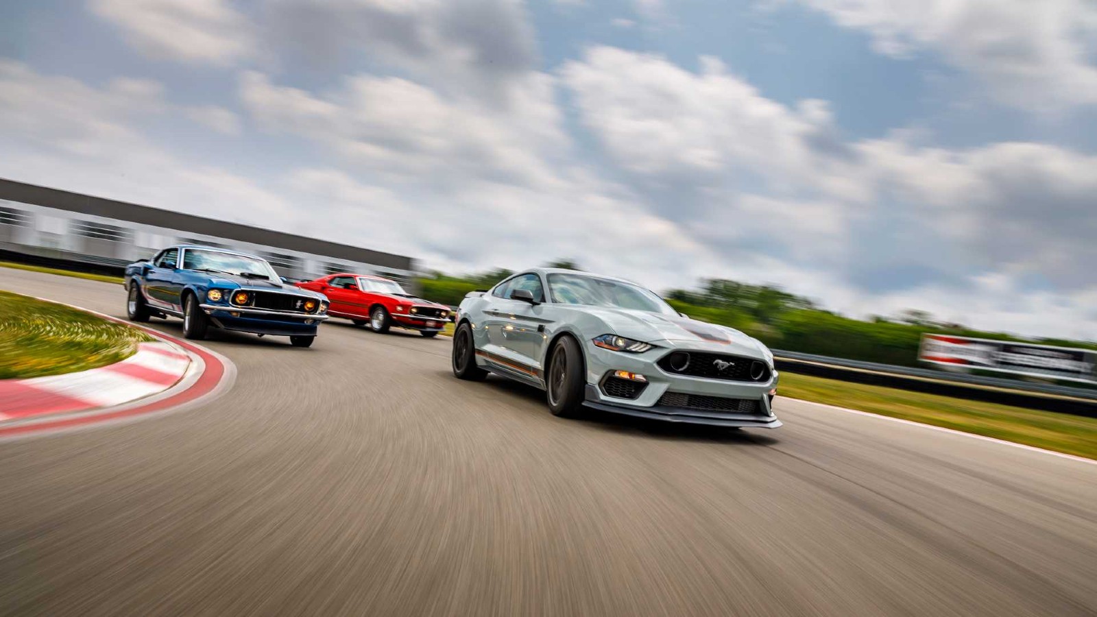 Ford Mustang: Παραμένει «ζωντανή» για μία ακόμη γενιά